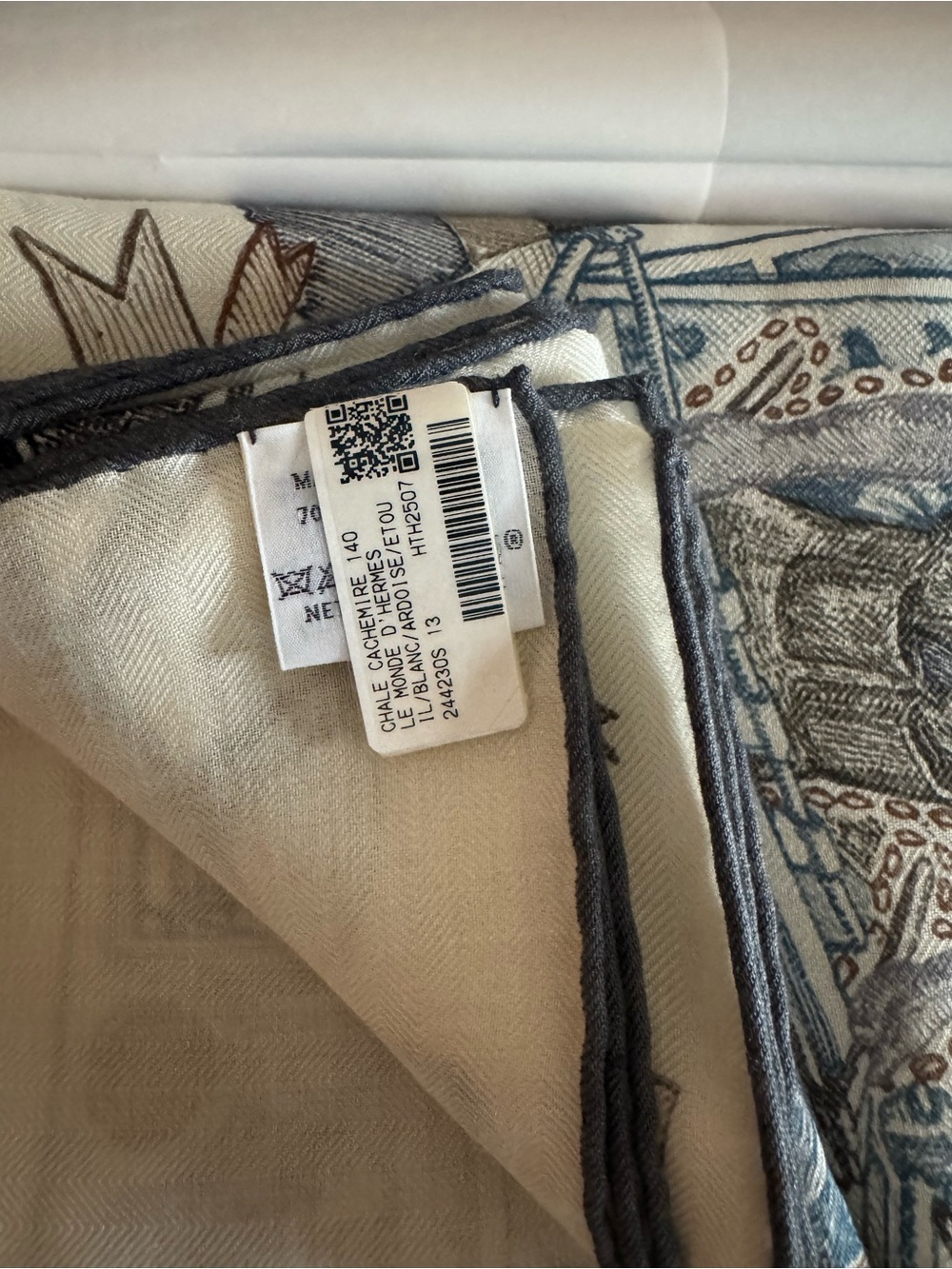 Brand New HERMÈS LE MONDE D'HERMÈS SHAWL 140 fall winter - Picture 6 of 6